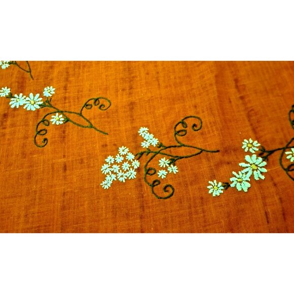 Round Embroidered Tablecloth Orange White Flowers Scalloped Edge 68" READ - Picture 5 of 7